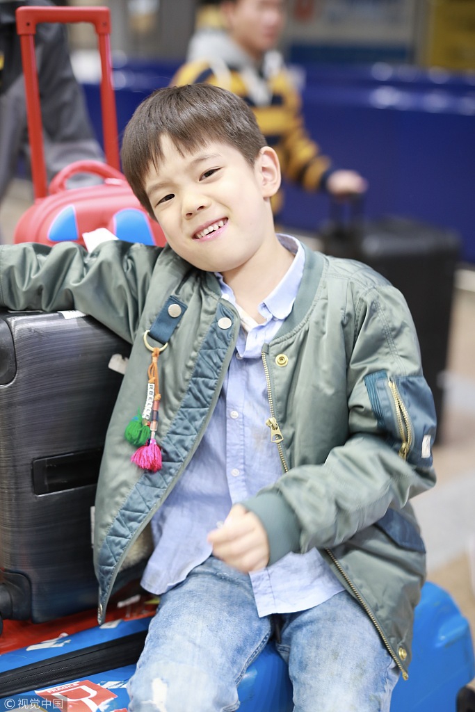 霍思燕带儿子现身机场 嗯哼大王姿势坐行李车摆搞怪表情