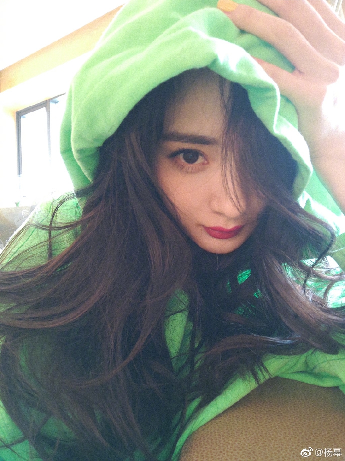 杨幂穿荧光绿卫衣色彩明亮 大眼水灵皮肤白皙少女感十足