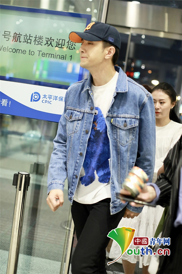 金瀚牛仔外套配黑裤 戴棒球帽背双肩包少年感