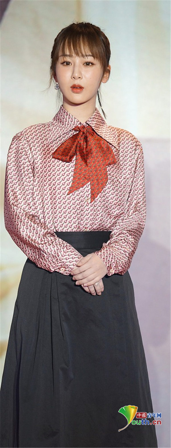 杨紫印花衬衫配长裙 红色领结减龄更显乖萌