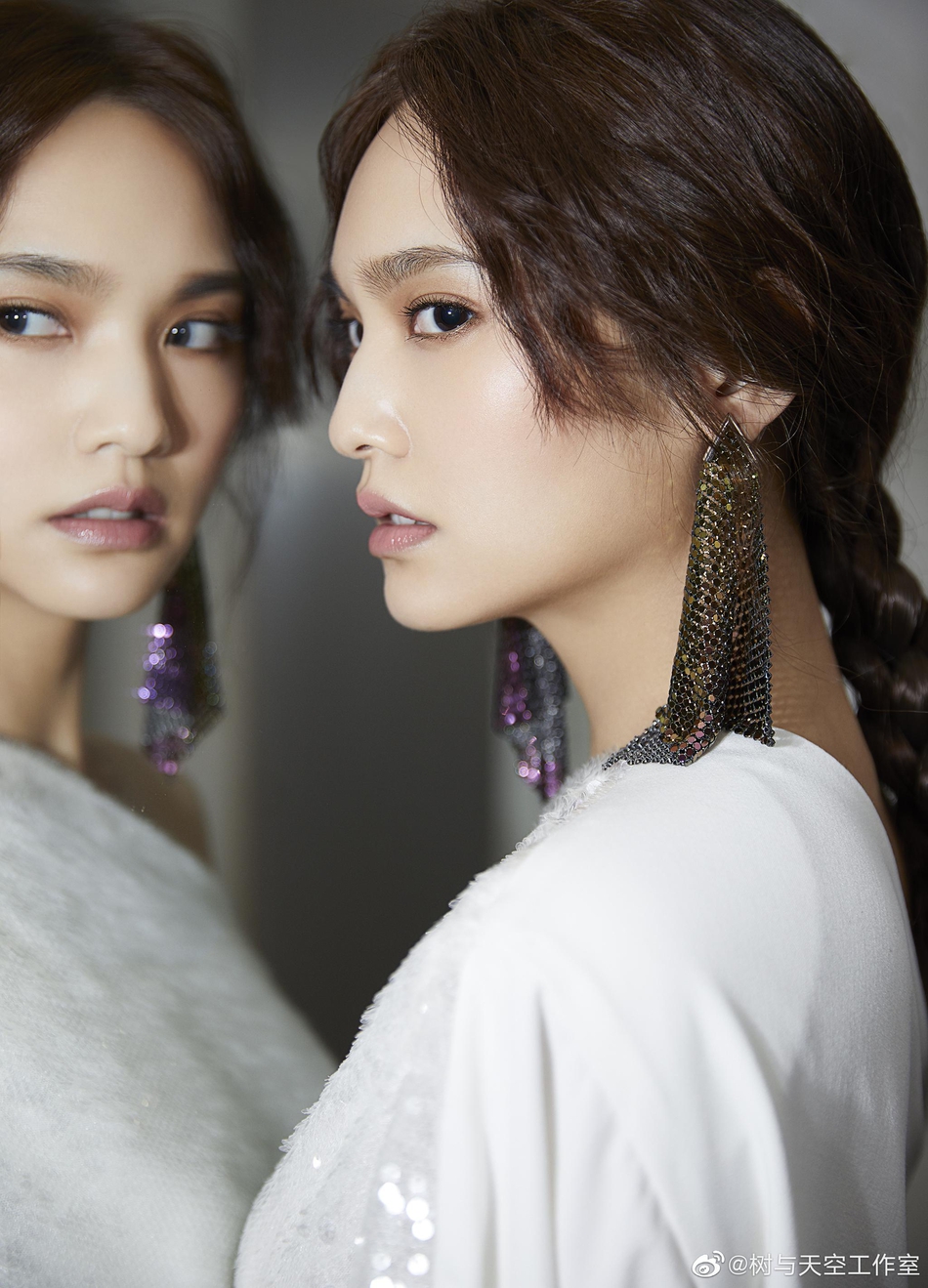 杨丞琳镜面特写照神情冷峻 扎麻花辫仙气白纱衣冷艳美丽