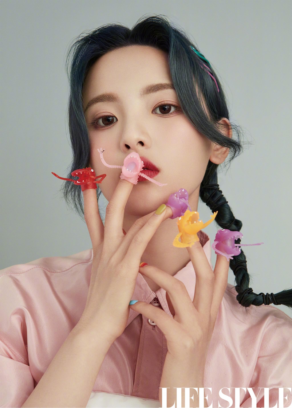 杨超越杂志大片曝光 灰绿发色配羽毛造型少女