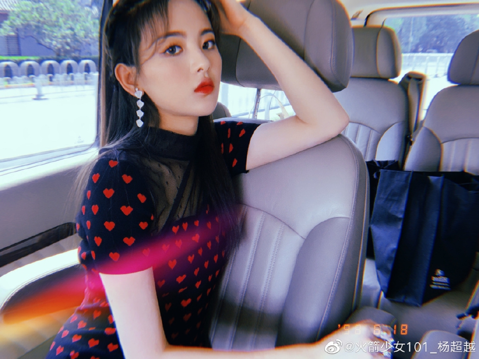 杨超越车内摆pose玩自拍复古桃心裙朦胧黑纱下透雪肤