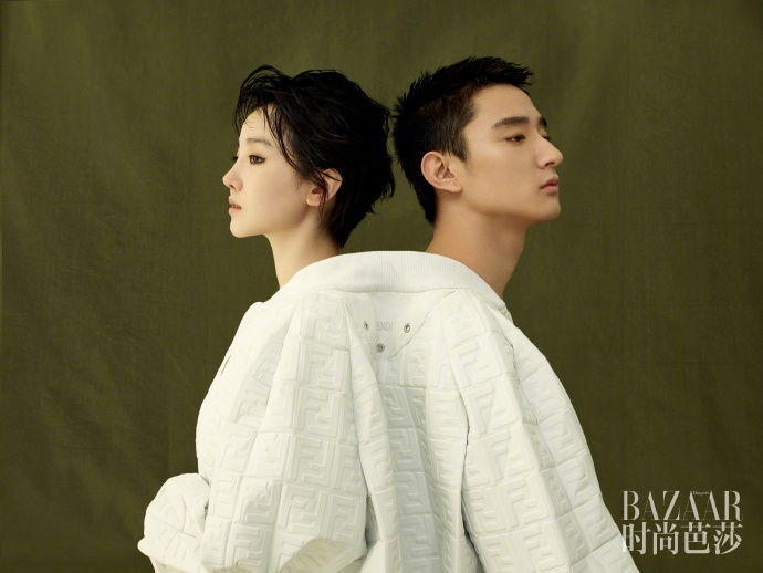 于小彤陈小纭合体拍杂志 背靠背穿一件衣服似连体儿动作同步