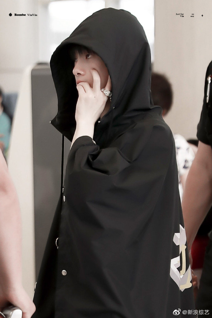 周震南穿黑色带帽长袍现身 似魔法师归来神秘又帅气