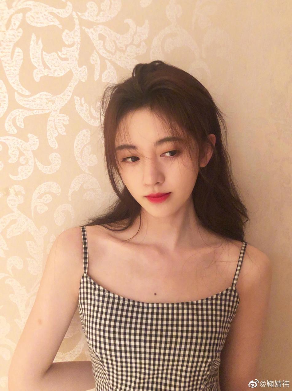 鞠婧祎穿黑白格吊带裙清凉大秀香肩锁骨