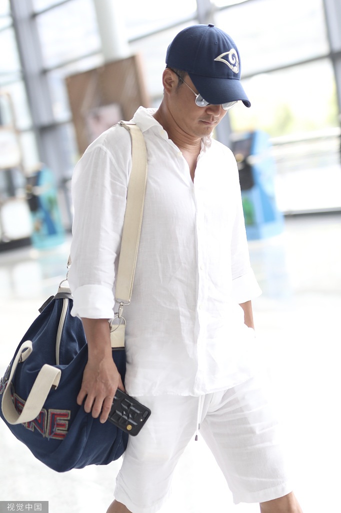 吴京肤色登上热搜后 他穿了一身白装现身机场_娱乐频道_中国青年网