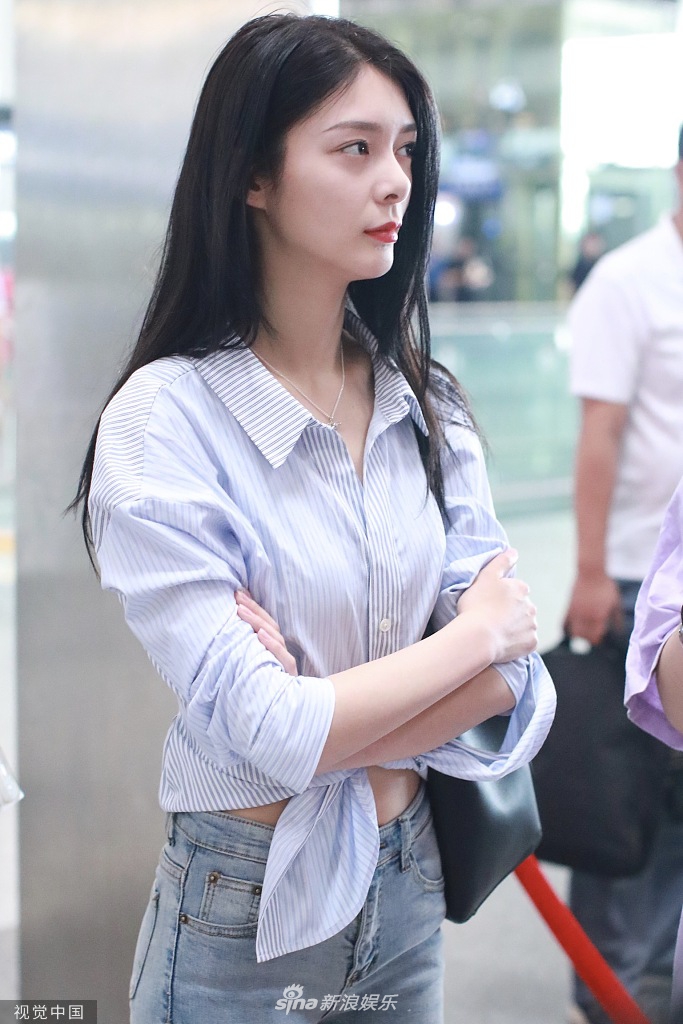 傅菁穿露脐装现身大秀纤腰 边走边撩发温柔霸气自由切换_娱乐频道