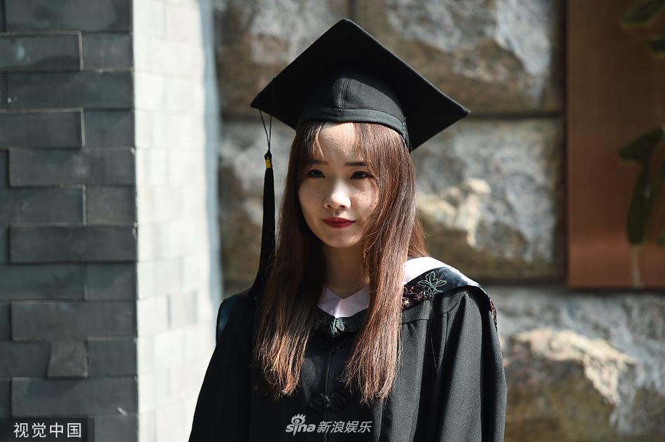 中戏毕业典礼美女云集 穿学士服拍照留念_娱乐频道_中国青年网