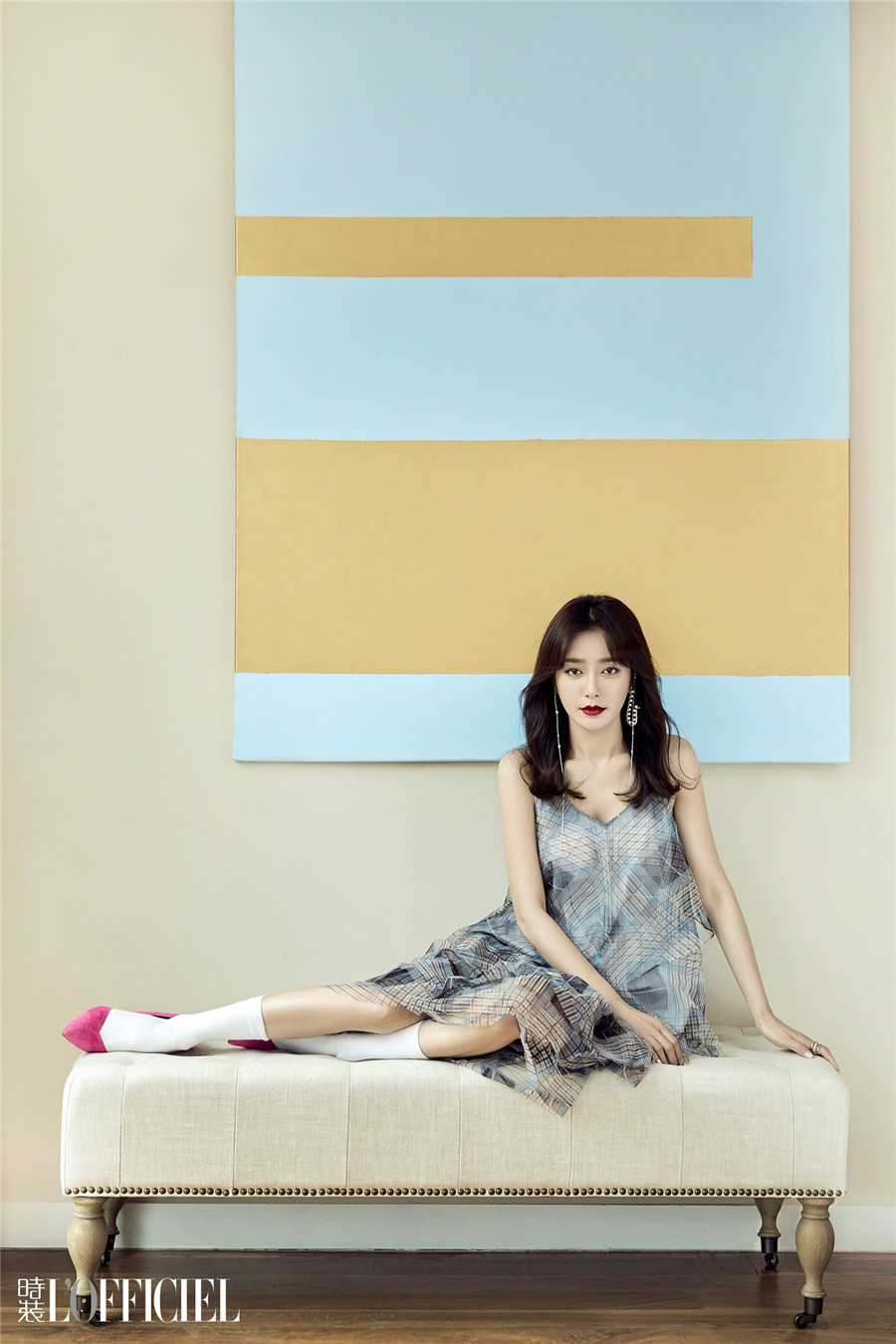 秦岚登时装杂志七月刊封面 演绎优雅知性魅力女人