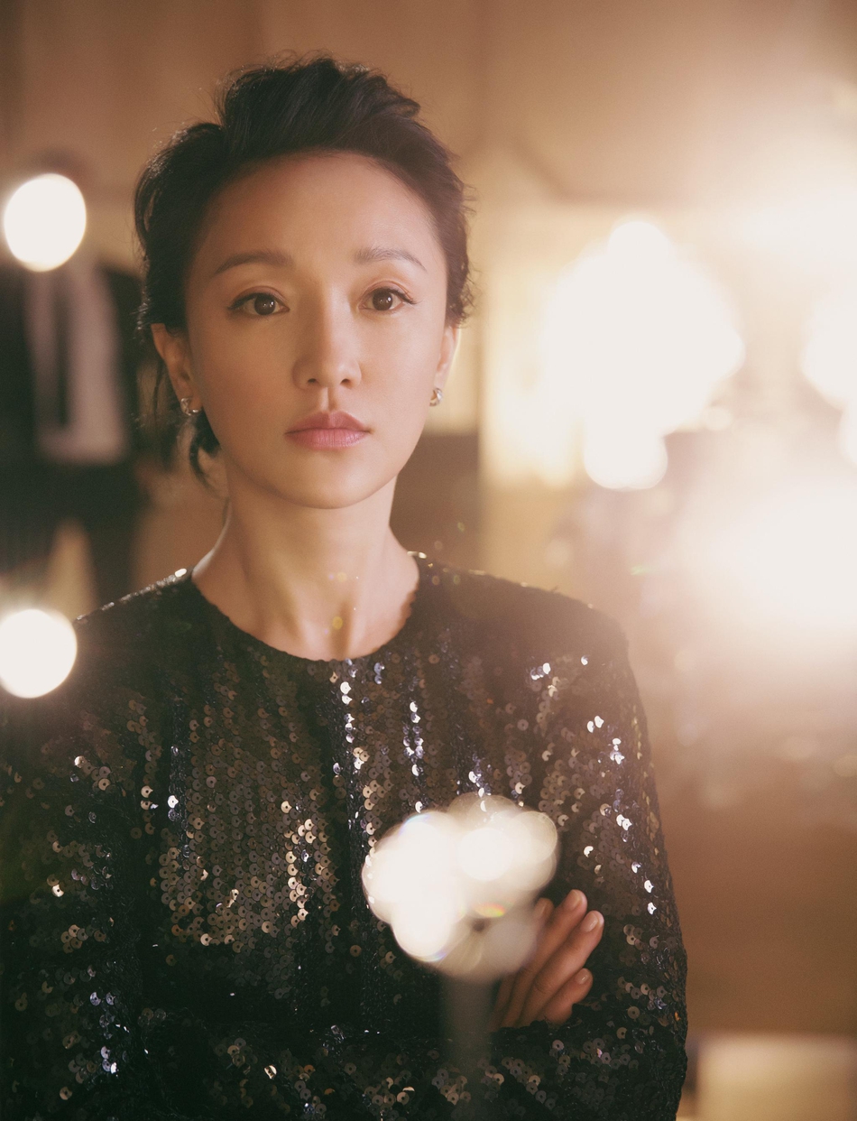 周迅最新大片曝光黑白造型尽显高贵典雅