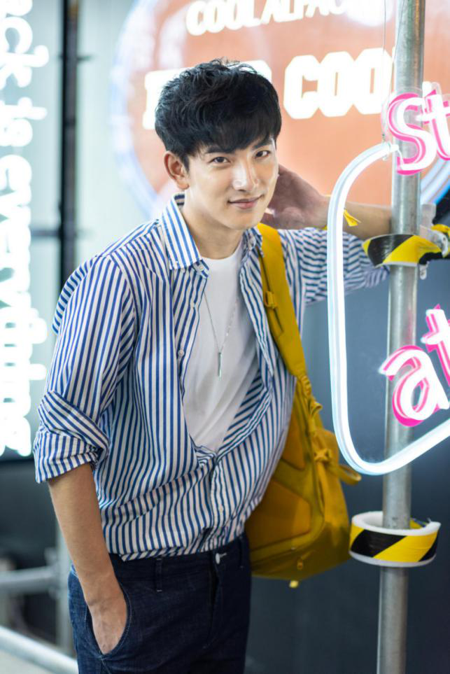 王禹皓亮相中国时尚盛典随性百变荣获风尚新人奖