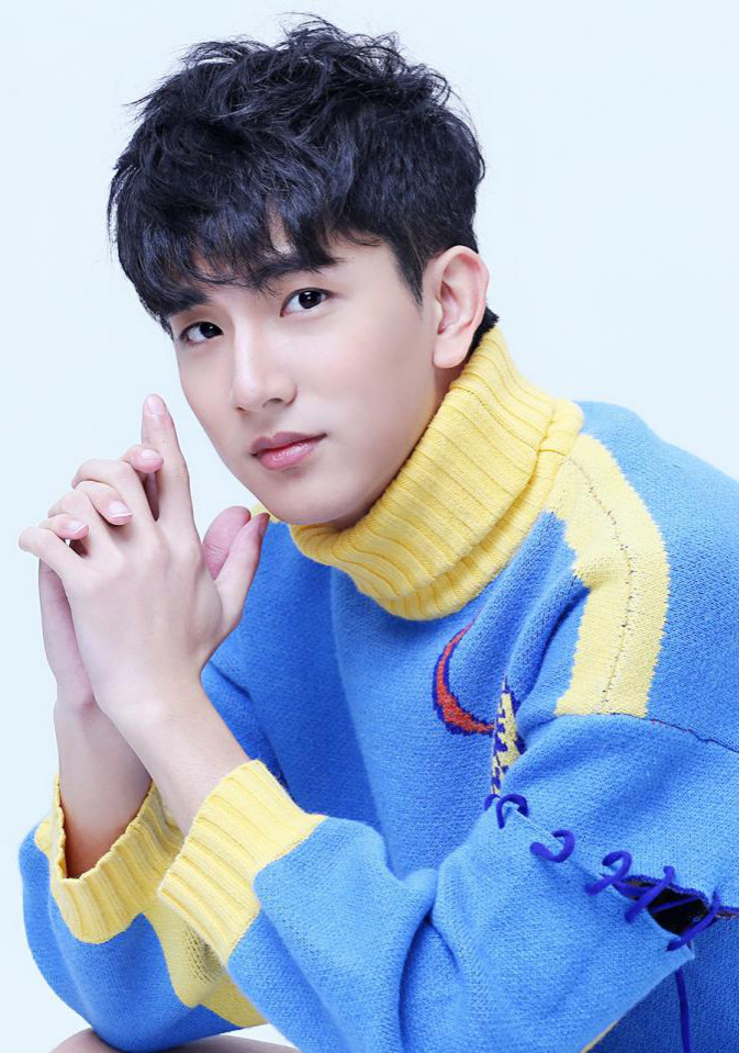 王禹皓亮相中国时尚盛典随性百变荣获风尚新人奖