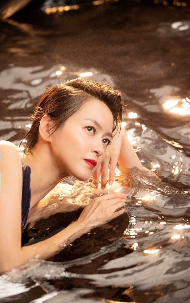 梁咏琪浸水中拍写真工作人员不停泼水 肌肉酸痛也没怨言