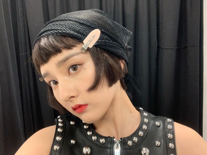 宋祖儿穿着铆钉背心朋克味十足 齐耳短发搭粉唇性感俏皮