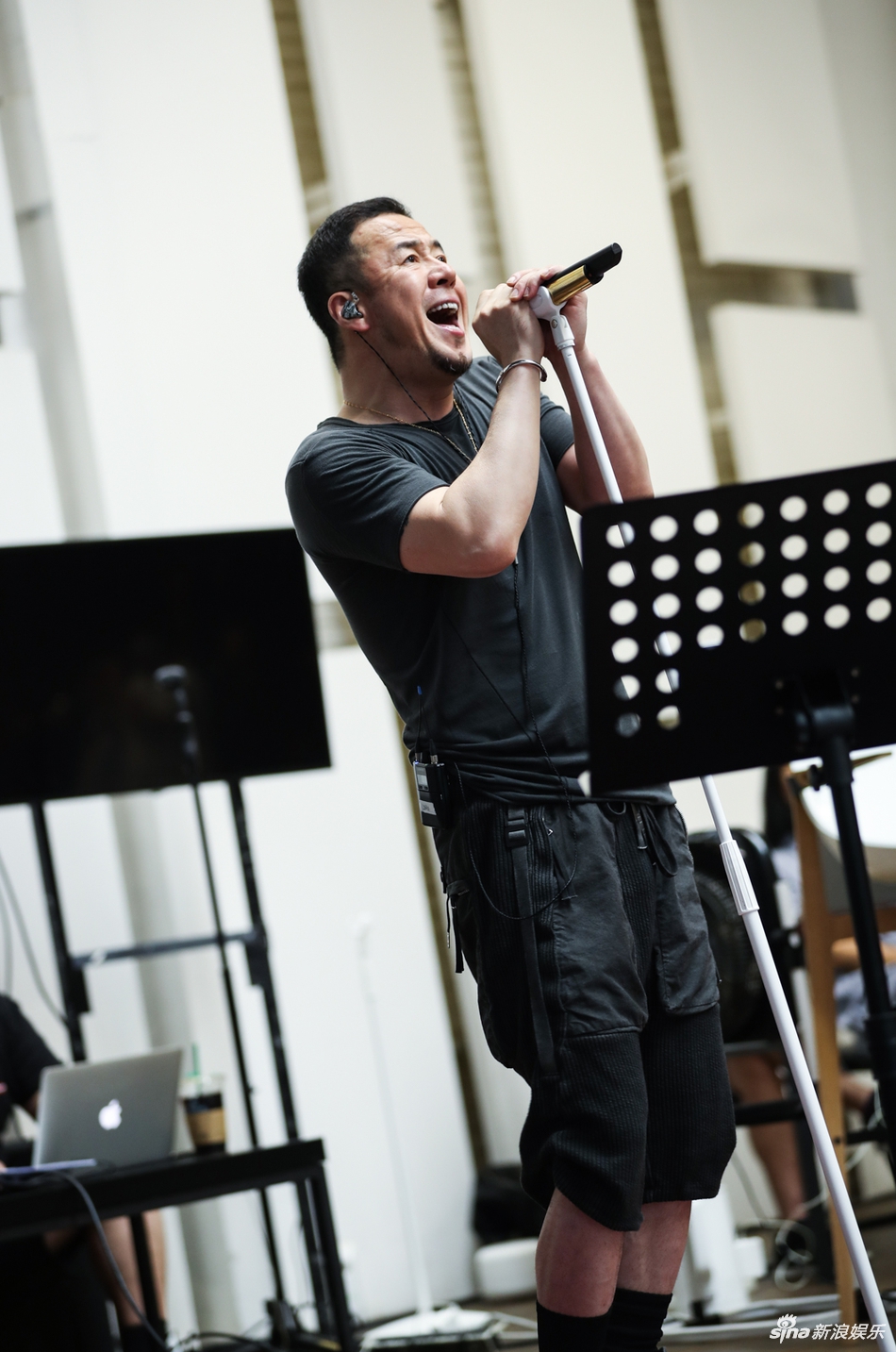 杨坤现身演唱会彩排现场手握立麦卖力演唱神情专注