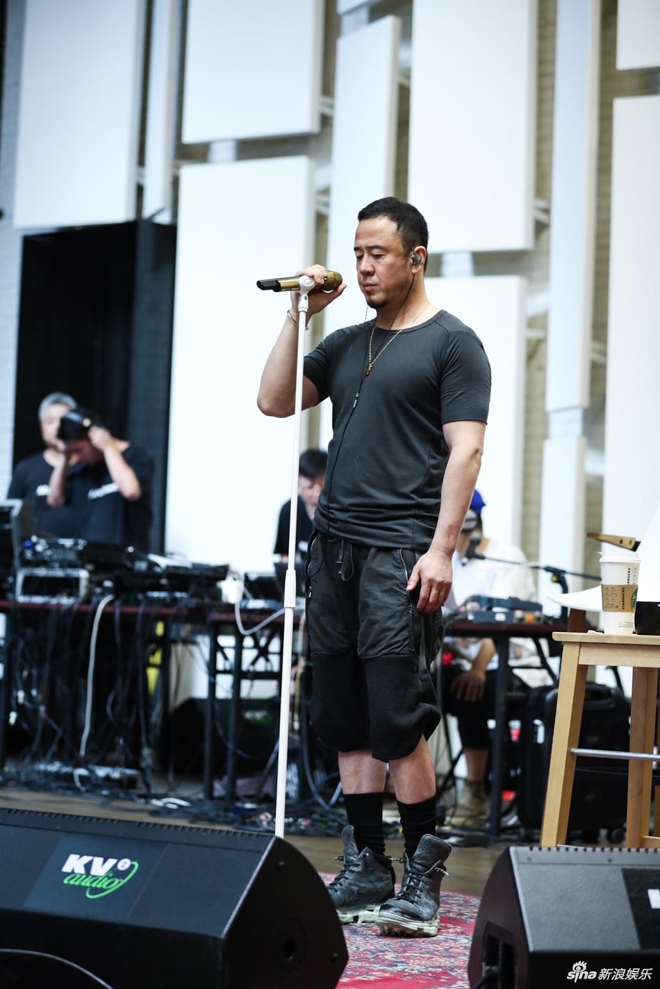 杨坤现身演唱会彩排现场 手握立麦卖力演唱神情专注_娱乐频道_中国