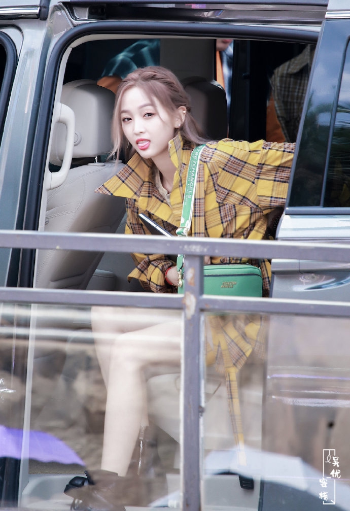 吴宣仪oversize格子衬衣休闲时尚 吐舌头招手可爱满分