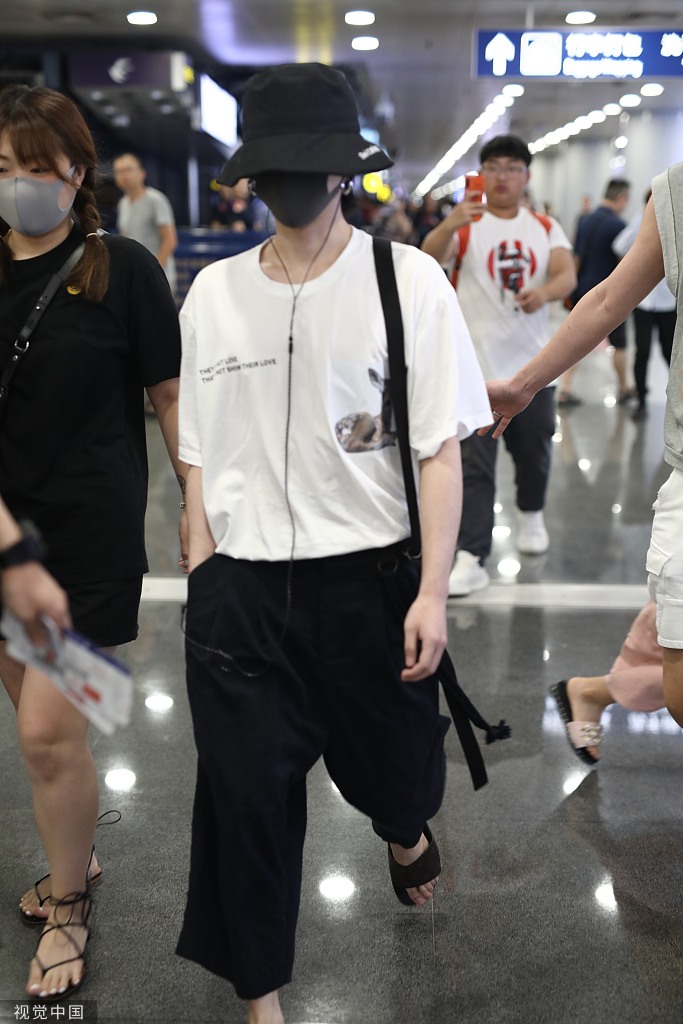 华晨宇脚踩拖鞋随性不羁 渔夫帽口罩全上阵遮到不见脸_娱乐频道_中国