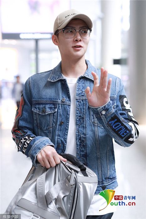 张铭恩公开恋情后独自现身 害羞招手嘴角难掩笑意_娱乐频道_中国青年