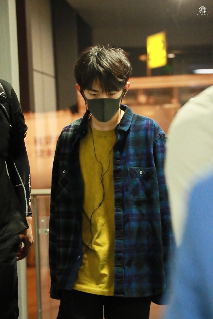 易烊千玺口罩遮面现身格子衫配黄t恤满满休闲风