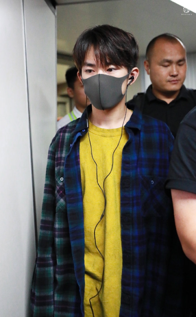 易烊千玺口罩遮面现身格子衫配黄t恤满满休闲风