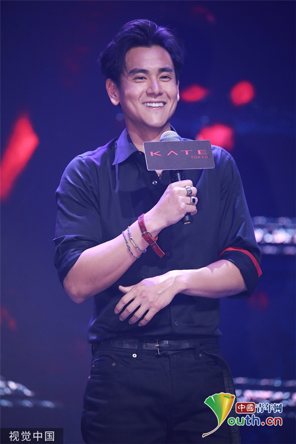 彭于晏一身黑装酷帅有型 表情丰富露出尖下巴显呆萌_娱乐频道_中国