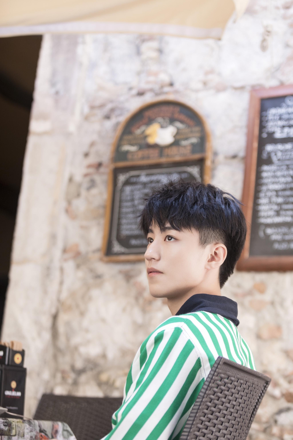 王俊凯穿拼色条纹学生衫出镜搭牛仔裤清爽帅气少年感十足