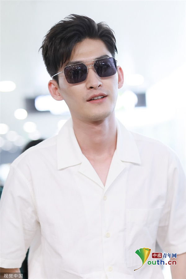 张翰穿衬衫西裤捧小熊玩偶 抿嘴唇微笑嘟嘴卖萌_娱乐频道_中国青年网