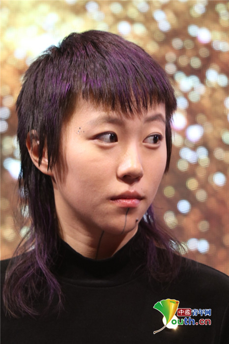 窦靖童狗啃刘海造型前卫上演表情包n连拍
