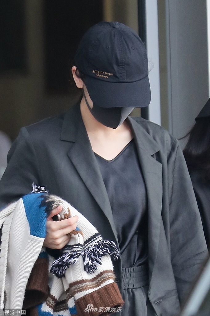 迪丽热巴戴鸭舌帽口罩包裹严实穿黑西装变酷女孩