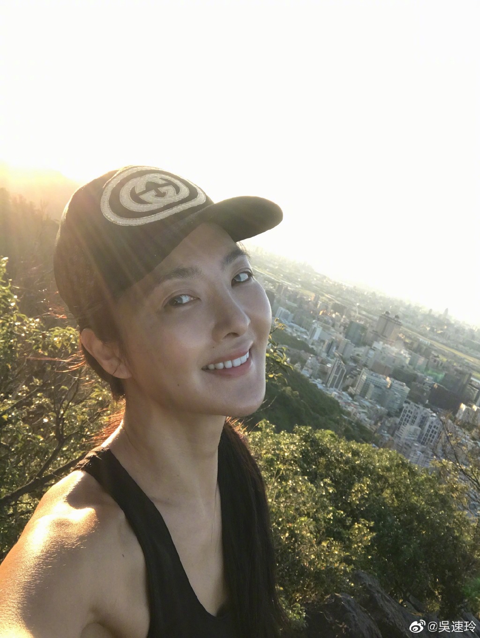 曹格妻子吴速玲怀孕玩笑后晒自拍 晨起素颜登山