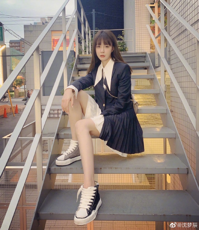 沈梦辰穿蓝白套装裙少女感满分双腿修长纤细惹人羡