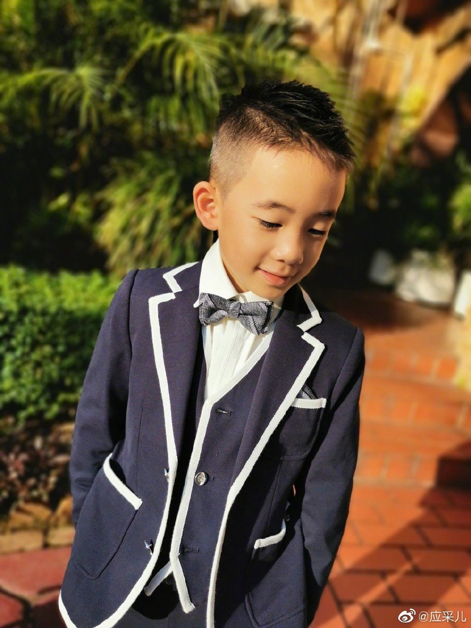 变身小绅士!jasper穿白边黑西装戴领结超可爱
