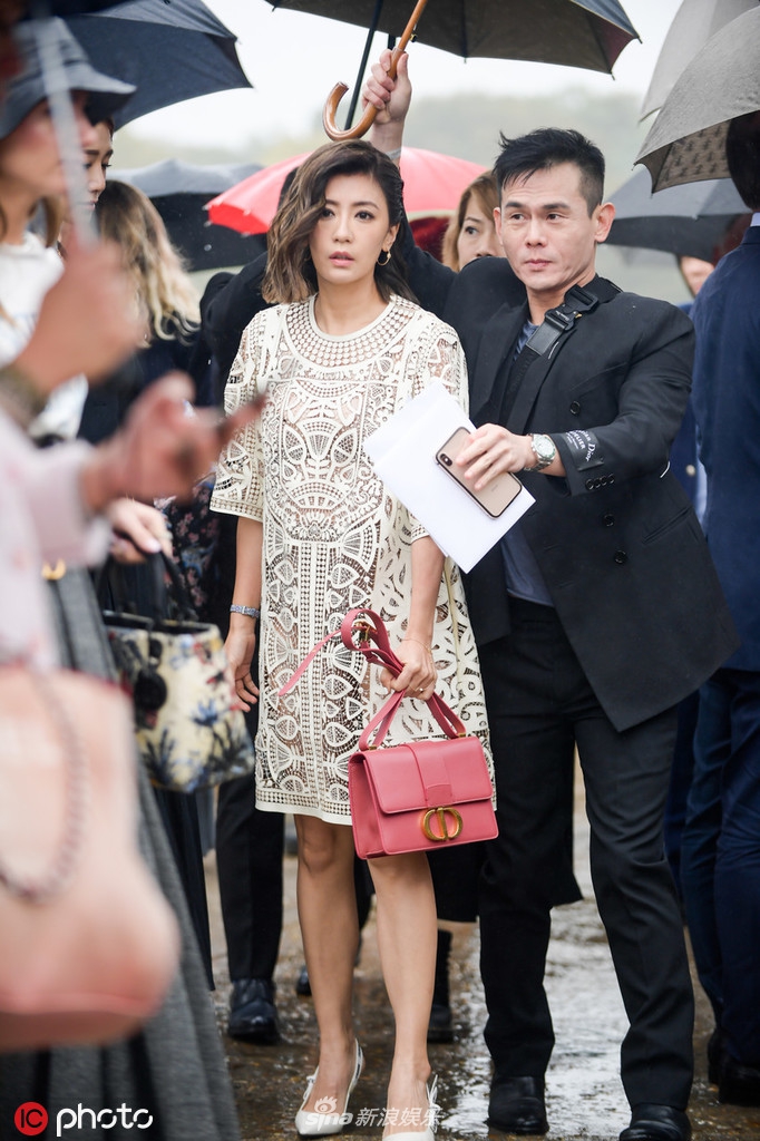 贾静雯蕾丝白裙配粉包 贵妇装扮亮相时装周