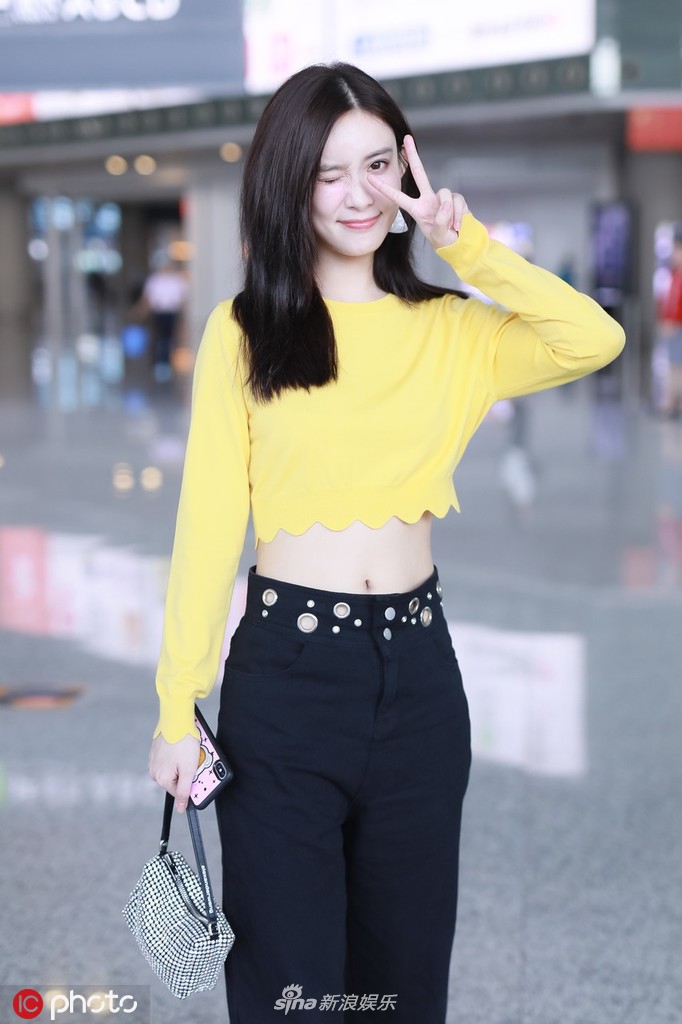 孟子义甜笑比耶 黄色短tee心机炫腹_娱乐频道_中国青年网