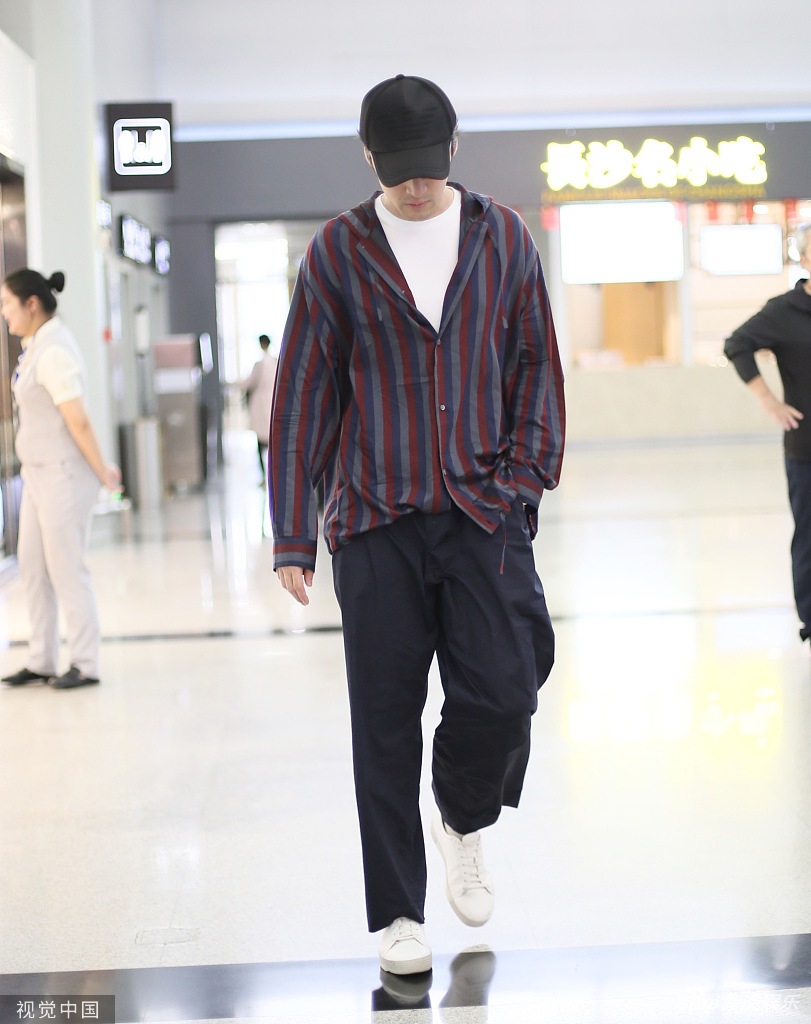 胡歌t恤叠穿条纹衬衫时髦度up 被认出低头快走实力低调_娱乐频道_中国