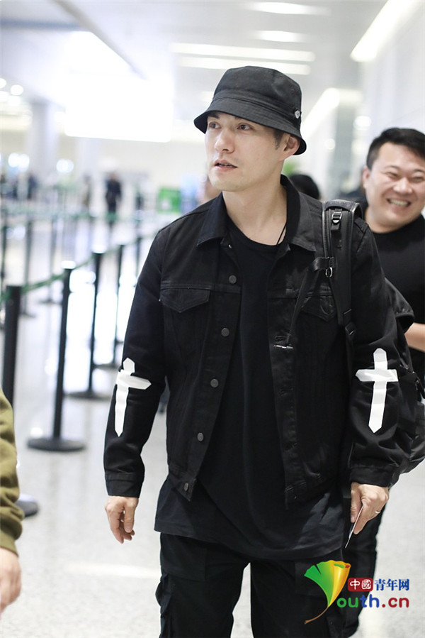 最帅奶爸!严屹宽素颜搭机 挥手微笑男人味爆表_娱乐频道_中国青年网