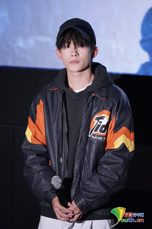 易烊千玺亮相《少年的你》见面会 刘海微长浅浅微笑