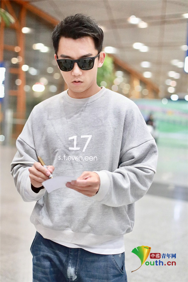 郑恺摘墨镜后秒变呆萌小可爱 举剪刀手配合拍照