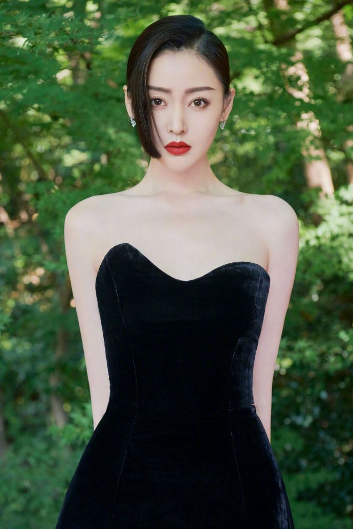 张天爱法式长裙亮相东京电影节 天鹅臂显优雅气质明艳动人