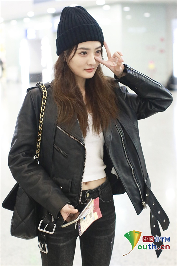 徐璐露小蛮腰身材傲人比剪刀手卖萌俏皮十足