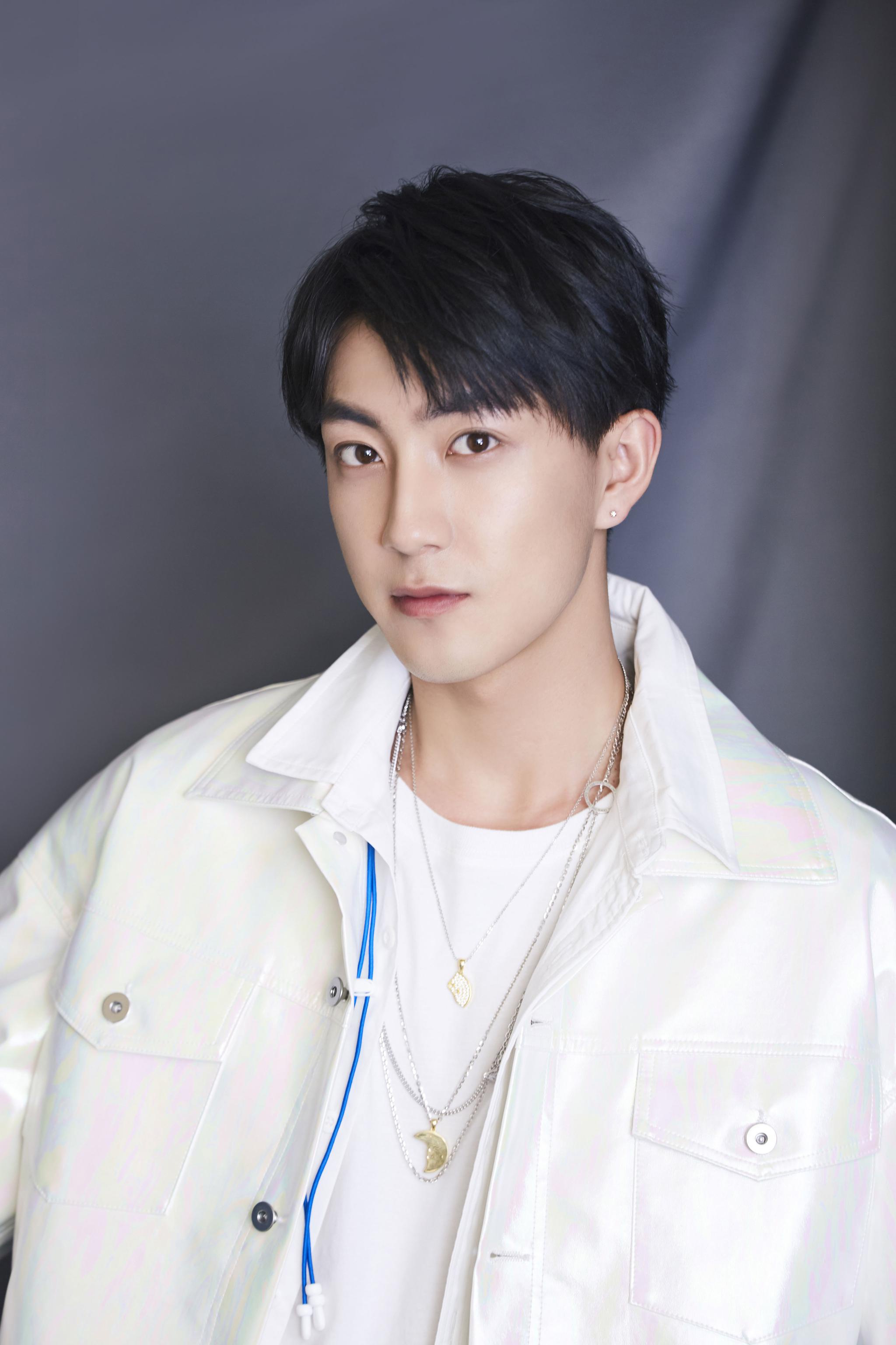 代云帆清朗少年气写真 从爱豆到演员预备出道