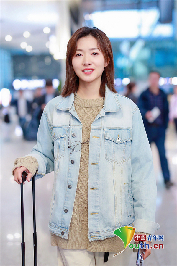 万茜穿花纹毛衣气质温柔自推行李箱灿笑惹人醉