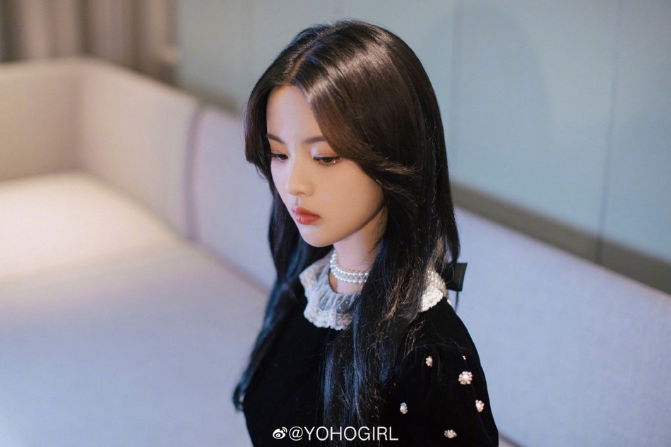 杨超越穿珍珠小黑裙名媛范儿足 肌肤白嫩q弹妆容精致_娱乐频道_中国