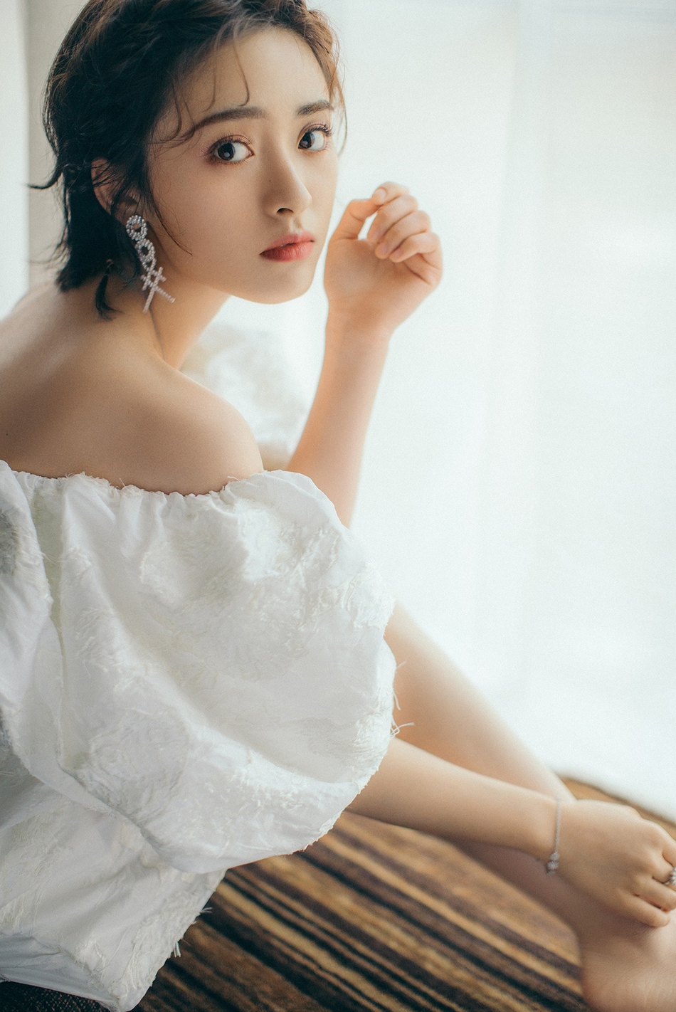 沈月穿泡泡袖连衣裙亮相 梳辫子头清新可爱_娱乐频道_中国青年网