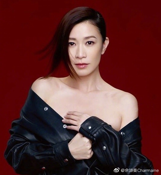 佘诗曼穿皮衣出镜眼波迷人 露锁骨香肩性感惹火