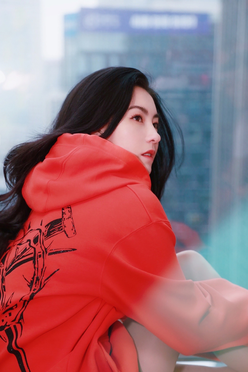 张柏芝着红装拍写真上演"回眸杀"露甜笑