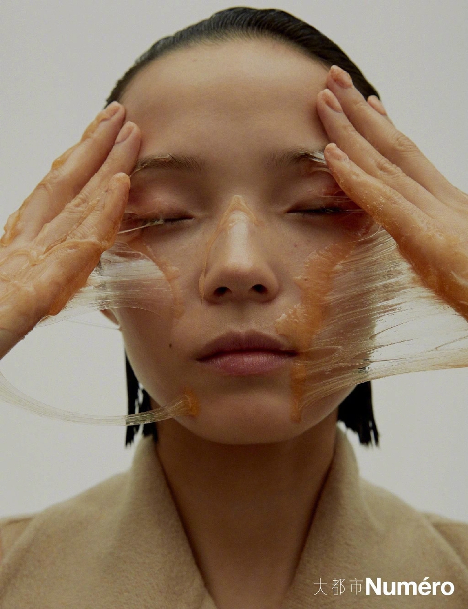 雎晓雯拍摄湿发大片气质清冷 一双长腿又细又直比例