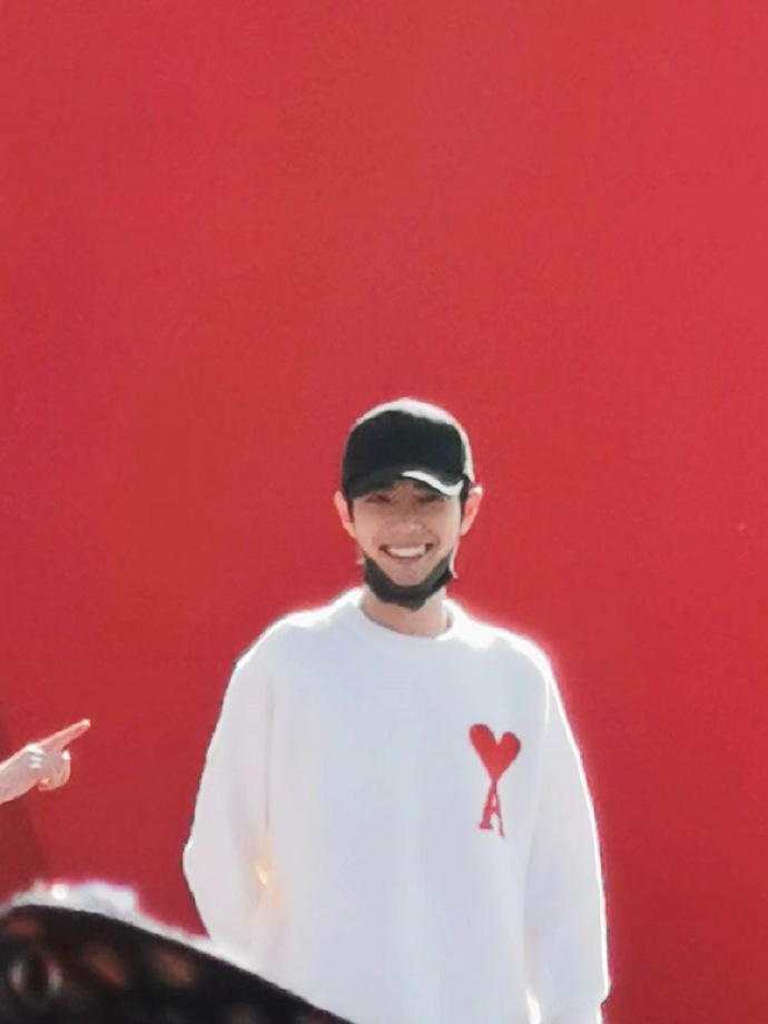 肖战录制央视"心连心"活动 穿白色爱心毛衣笑容甜